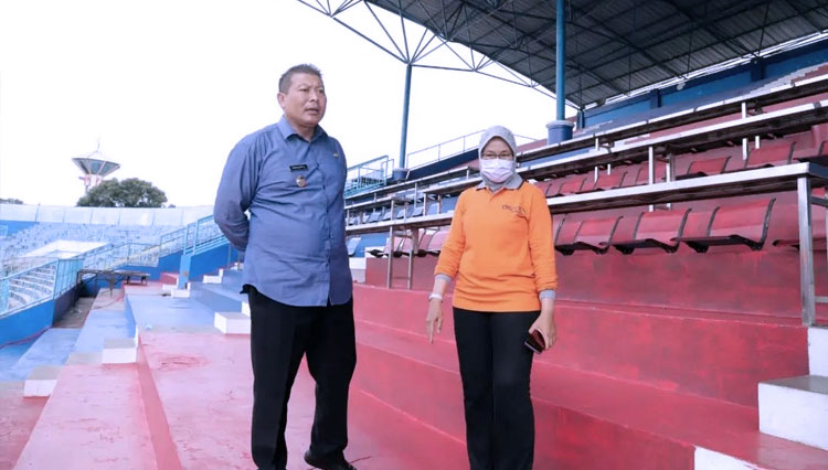 Stadion-Kanjuruhan-ketika-dicat-ulang-sambut-Piala-Presiden-2.jpg