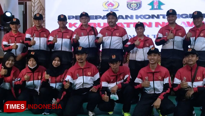 Bupati Ony berfoto dengan kontingen atlet Porprov Jatim. (foto: Miftakul/TIMES INDONESIA)