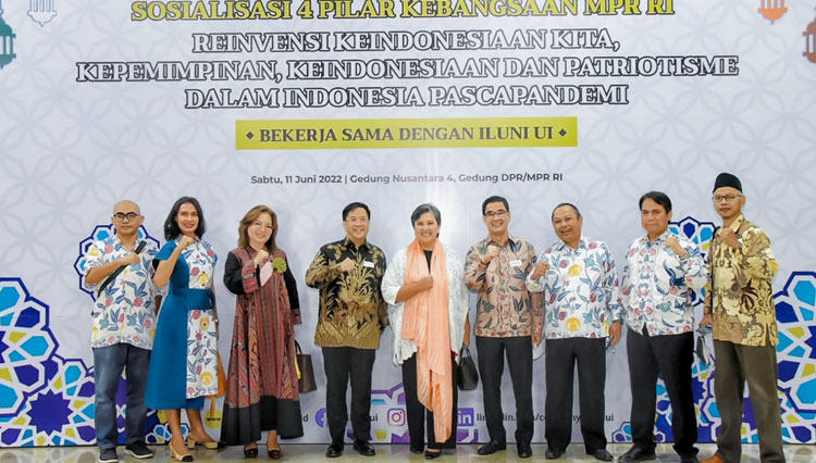 Pemateri Sosialisasi Empat Konsensus Kebangsaan berfoto bersama di Gedung Nusantara 4, Gedung DPR/MPR Jakarta, Sabtu (11/6/2022). (foto: dok MPR RI)