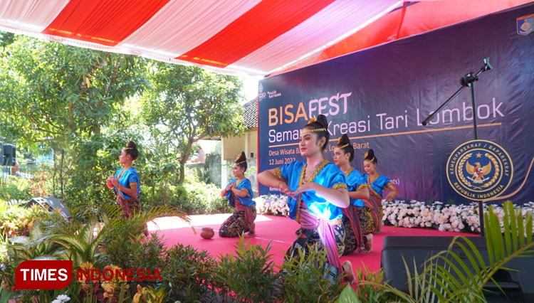 Suasana kegiatan BISA FEST di Pasar Seni Desa Banyumulek, Kecamatan Kediri,  Kabupaten Lombok Barat, Provinsi NTB.(Foto: Dinas Pariwisata Lombok Barat).