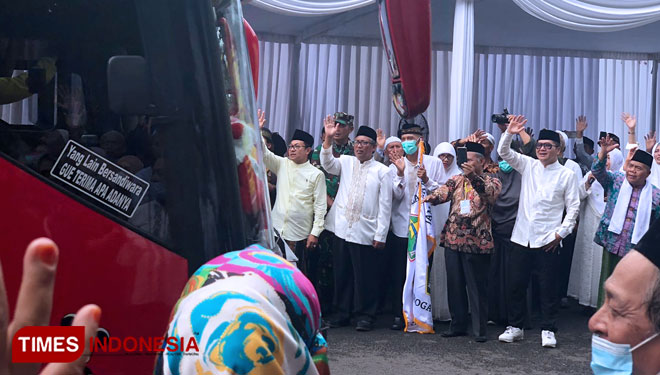Potret Keharuan Selimuti Keberangkatan JCH Kota Malang