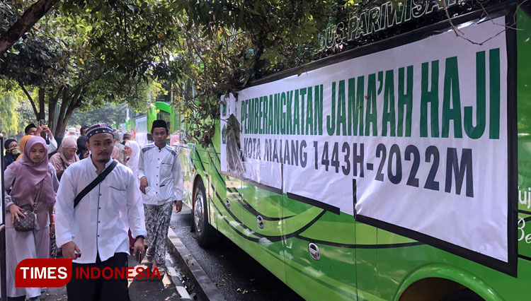 Suasana sejumlah JCH saat menunggu keberangkatan di Lapangan Rampal Kota Malang. (FOTO: Rizky Kurniawan Pratama/TIMES Indonesia)