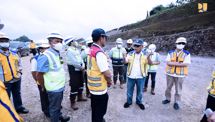 Menteri PUPR RI Basuki Hadimuljono saat meninjau Tol Cisumdawu, Sabtu (11/6/2022). (FOTO: Biro Komunikasi Publik Kementerian PUPR RI)