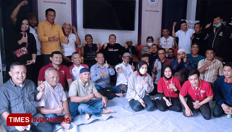Regional Corcom Manager PT Sumber Alfaria Trijaya Tbk Mochammad Faruq Asrori menyerahkan donasi konsumen berupa 30 paket sembako kepada keluarga Cowas JP Malang Raya, Minggu (12/6/2022). (FOTO: Hendarmono Al Sidarto/TIMES Indonesia)