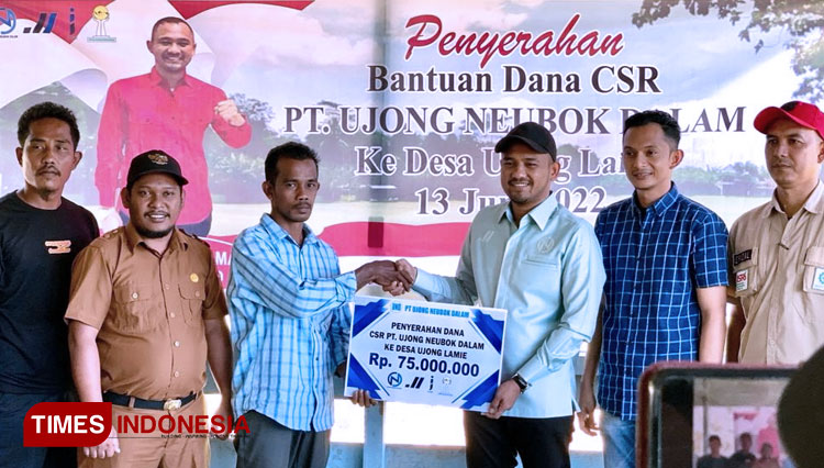 Dirut PT. UND, Jamaluddin (topi hitam) menyerahkan dana CSR untuk Desa Ujong Lamie, Nagan Raya, Aceh (FOTO: T. Khairul Rahmat Hidayat/TIMES Indonesia)