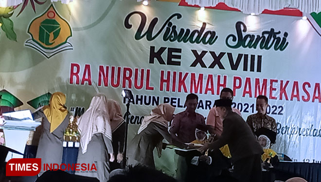 Kasi Pendma Kemenag Pamekasan Apresiasi Wisuda Santri RA Nurul Hikmah