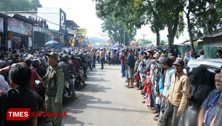 Ribuan-Warga-Berbondong-Ziarah-ke-Makam-Eril.jpg