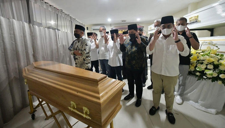 Menko PMK RI Jadi Imam Shalat Jenazah Eril di Bandara Soetta | TIMES  Indonesia
