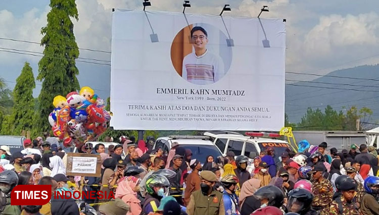 pemakaman-Emmeril-Kahn-3.jpg