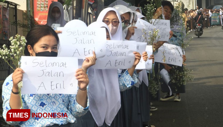 Masyarakat dan ratusan pelajar mengiringi keberangkatan jenazah Emmeril Kahn menuju permakaman keluarga di Kec Cimaung, Kab Bandung, Senin (13/6/2022). (FOTO: Iwa/TIMES Indonesia)