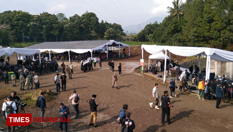 Suasana di tempat pemakaman Emmeril Kahn di Kec Cimaung, Kab Bandung, Senin (13/4/2022). (Foto: Iwa/TIMES Indonesia)