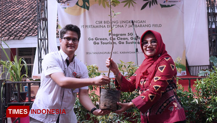 Perwakilan Pertamina EP Jatibarang Field menyerahkan bibit pohon lengkeng kepada perwakilan Dinas Ketahana Pangan dan Pertanian Indramayu. (Foto. Dok Pertamina EP Jatibarang Field)