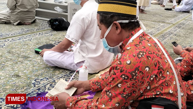 baca-shalawat-di-Masjid-Nabawi-1.jpg