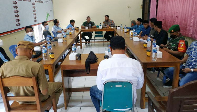 Polsek Kalianget melakukan mediasi antara PT Garam (Persero) dan Kelompok Masyarakat Nelayan Jaring Desa Pinggirpapas dihadiri Forkompincam Kalianget di Aula Polsek Kalianget Kabupaten Sumenep, Senin (13/6/22). (Ridwan Sutarjo/TIMES Indonesia)