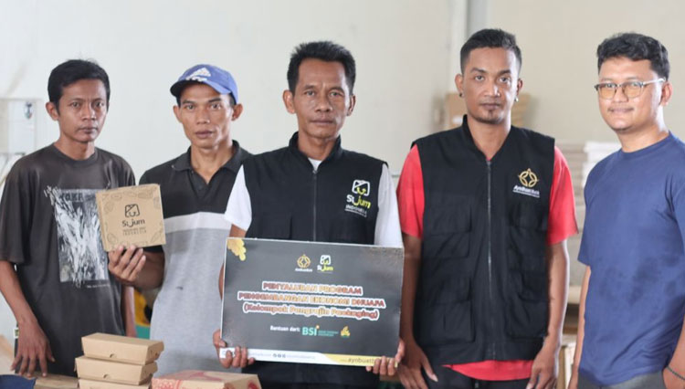 Tim ayobuatbaik.com menyerahkan donasi kepada perajin pembuatan kardus Nasi Jumat (SiJum) Indonesia di Baki, Sukoharjo, Jawa Tengah. (Foto: SiJum Indonesia for TIMES Indonesia)