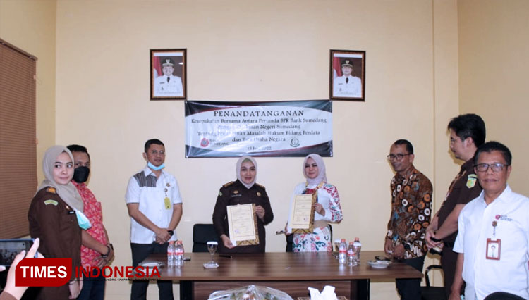 Dirut BPR Bank Sumedang, Yanti Krisyana Dewi bersama Kepala Kejari Sumedang lakukan MoU dibidang hukum Perdata dan Tata Usaha Negara di Sumedang Jabar, Rabu (15/6/2022). (FOTO: Alan Dahlan/TIMES Indonesia)