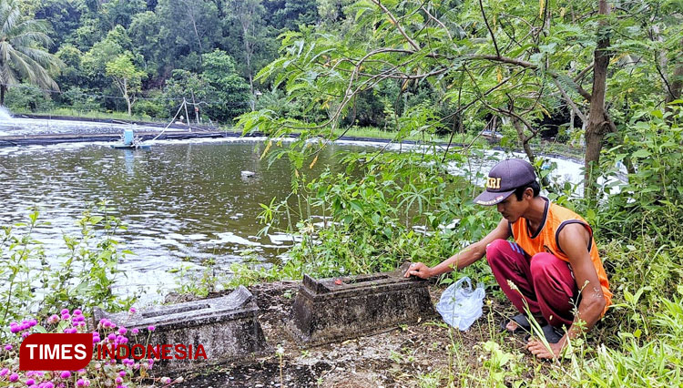 Makam Mbah Tiguno, pengikut Pangeran Diponegoro yang dimakamkan di tepi Pantai Bakung Pacitan. (FOTO: Yusuf Arifai/TIMES Indonesia)