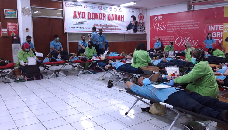 Suasana-Donor-Darah-yang-digelar-di-pabrik-PT-Tjiwi-Kimia-2.jpg