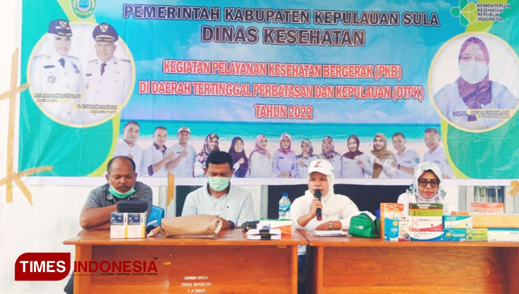 Kepala Dinas Kesehatan Suryati Abdullah, saat menyampaikan sambutan di hadapan warga yang berobat (Foto:Masri Fokaaya/TIMES Indonesia).