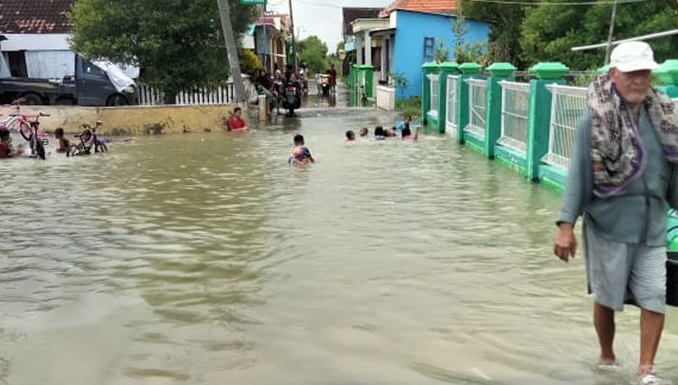 Banjir rob yang terjadi di sejumlah wilayah pesisir Gresik (Foto: Doc BPBD Gresik).