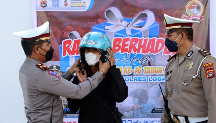 Polres Lombok Barat Beri Helm Gratis Untuk Pengendara yang Tertib Berkendara