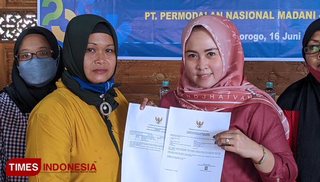 Nasabah Mekaar menerima NIB. (Foto: Miftakul/TIMES INDONESIA)