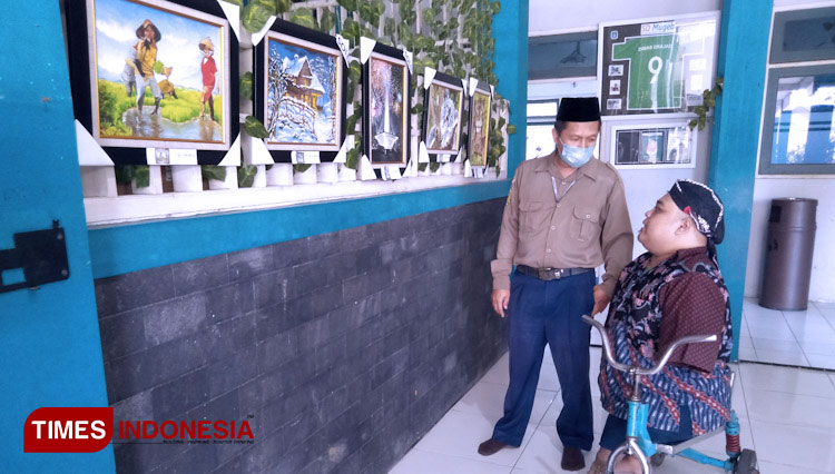 Pameran lukisan karya Muhammad Amanatullah (Aam) di SD Muhammadiyah 1 GKB Gresik (FOTO: Akmal/TIMES Indonesia)