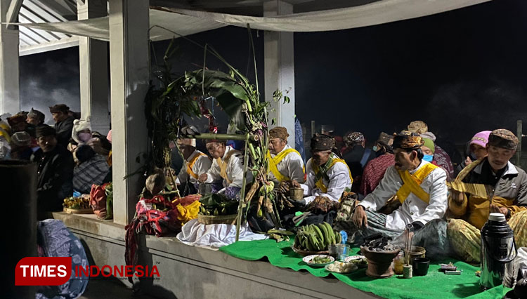 Pelaksanaan doa bersama yang dikakukan oleh puluhan dukun di Pura Luhur saat perayaan Yadnya Kasada. (Foto: Abdul Jalil/TIMES Indonesia)