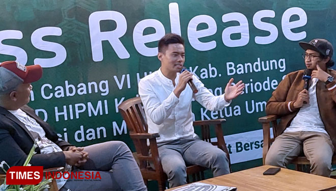 Pengusaha muda Teddy Darmansyah (tengah), didapuk menjadi calon Ketua BPC HIPMI Kabupaten Bandung periode 2021-2024.(Foto: Iwa/TIMES Indonesia)