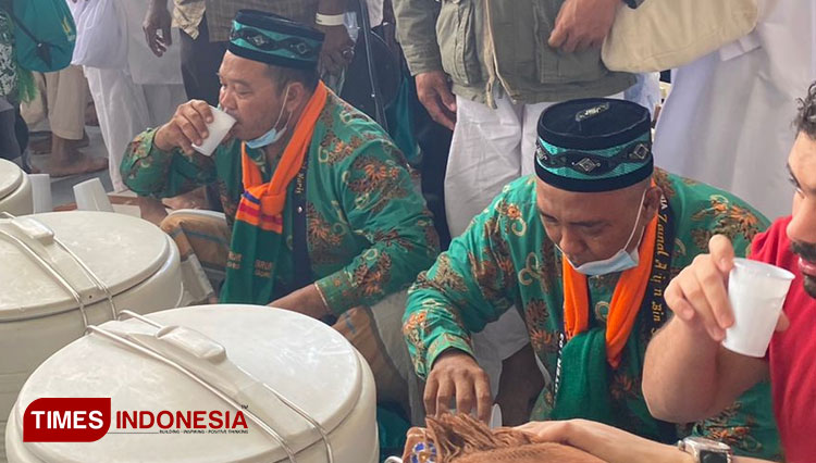 JCH Indonesia meminum air zamzam yang disediakan PPIH. Jemaah Haji Indonesia diminta mempebanyak minum air selama di Arab Saudi mengingat ada perbedaan suhu yang ekstrim antara Indonesia dan Arab Saudi. (foto: Yatimul Ainun/TIMES Indonesia)