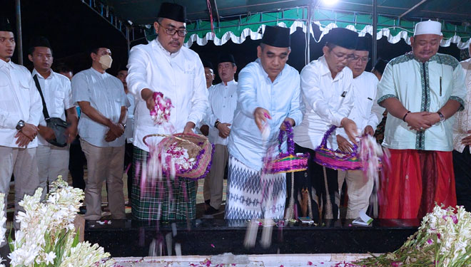 Dua Wakil Ketua MPR RI Jazilul Fawaid dari Fraksi PKB dan Ahmad Muzani dari Fraksi Partai Gerindra melakukan ziarah bersama ke Makam Mustasyar PBNU yang juga Ketua Dewan Syuro DPP PKB KH Dimyati Rois di Kompleks Pondok Pesantren Al Fadllu Wal Fadli