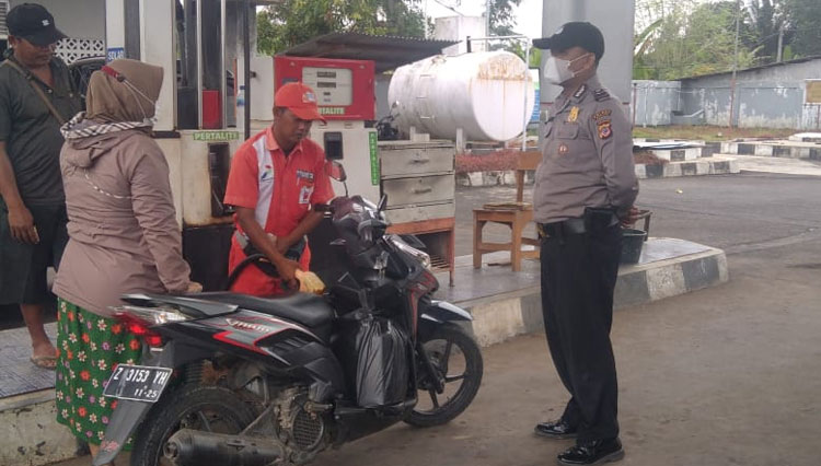 Personil Polsek Langensari nampak sedang melakukan pendekatan dengan masyarakat di SPBU Langensari sebagai patroli dialogis (foto: dok Humas Polres Banjar)