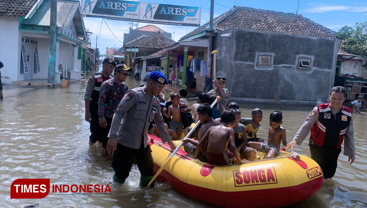 Banjir Rob di Probolinggo, Warga Dievakuasi Pakai Perahu Karet