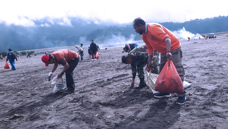 Bersih bersih sampah di lautan pasir Gunung Bromo, pasca Yadnya Kasada. (Foto: Diskominfo Kabupaten Probolinggo)