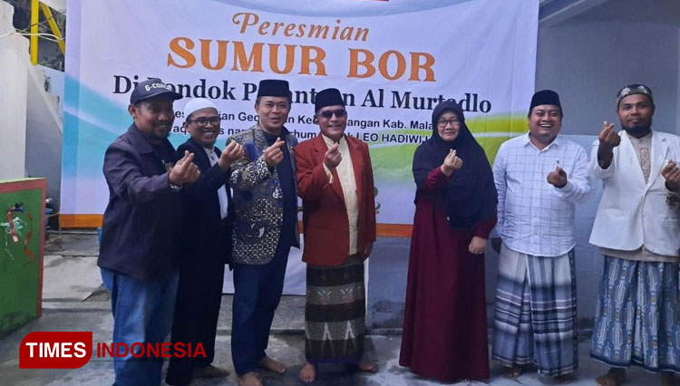 Ibu Mulyani dan Pengasuh Pondok Al Murtadlo saat peresmian Sumur Bor didampingi Pengurus BMH. (FOTO: AJP TIMES Indonesia)