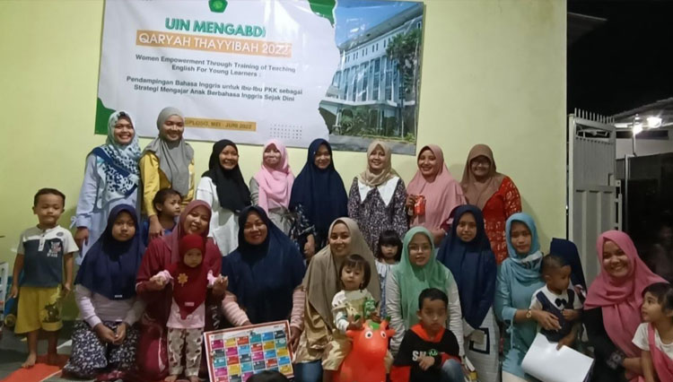 Some students of UIN Malang took some moment with their camera after teaching the local house wives with English. (Photo: UIN Maliki Malang) 