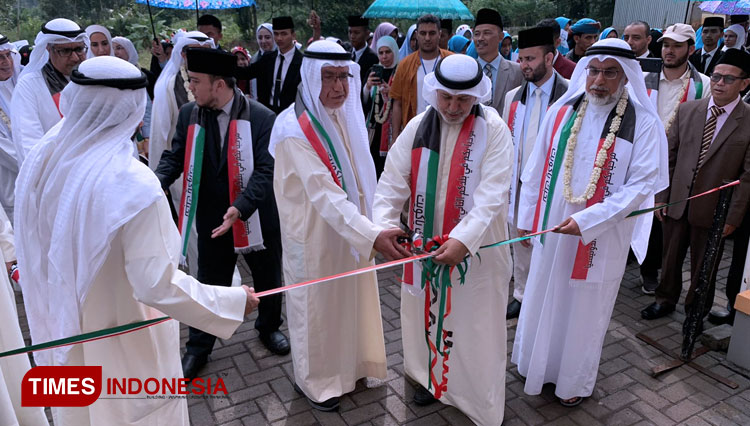 Ir Walid Masyari Al Saif, Direktur Syekh Abdullah Al Nouri Charity Society Kuwait, meresmikan tiga gedung baru di kompleks Pondok Pesantren Darussalam di Kecamatan Kersamanah, Kabupaten Garut, Sabtu (18/6/2022). (Foto: Fani Ferdiansyah TIMES Indonesi