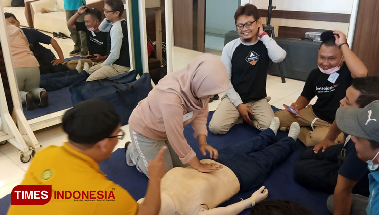 Salah satu peserta pelatihan yang mempraktekkan pertolongan pertama kepada pasien. (Foto: Marhaban/TIMES Indonesia)