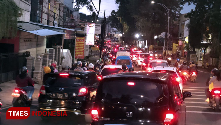 Suasana-kemacetan-di-kawasan-Simpang-Jembatan-Tunggulmas-2.jpg