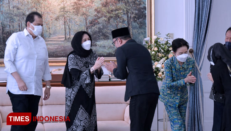 bertakziah-ke-rumah-dinas-Gubernur-Jabar-Gedung-Negara-Pakuan-Kota-Bandung-3.jpg