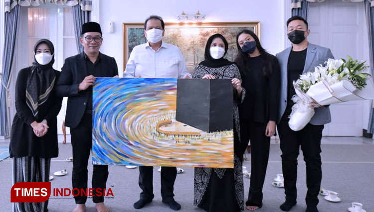 Pendiri CT Corp, Chairul Tanjung menerima kado ulang tahun lukisan Ridwan Kamil saat bertakziah ke rumah dinas Gubernur Jabar, Gedung Negara Pakuan, Kota Bandung, Minggu (19/6/2022). (FOTO: Adpim Jabar for TIMES Indonesia)