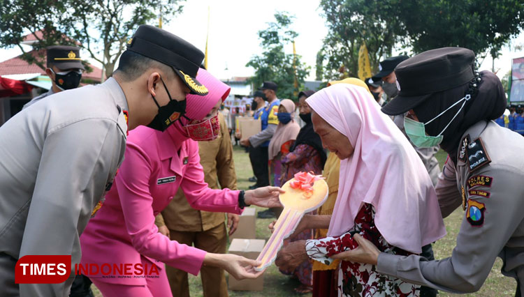 Ketua Bhayangkari Cabang Kabupaten Malang Tika Ferli Hidayat bersama Kapolres Malang AKBP Ferli Hidayat ketika menyerahkan kunci bedah rumah kepada nenek Rupini. (Foto: Humas Polres Malang for TIMES Indonesia)