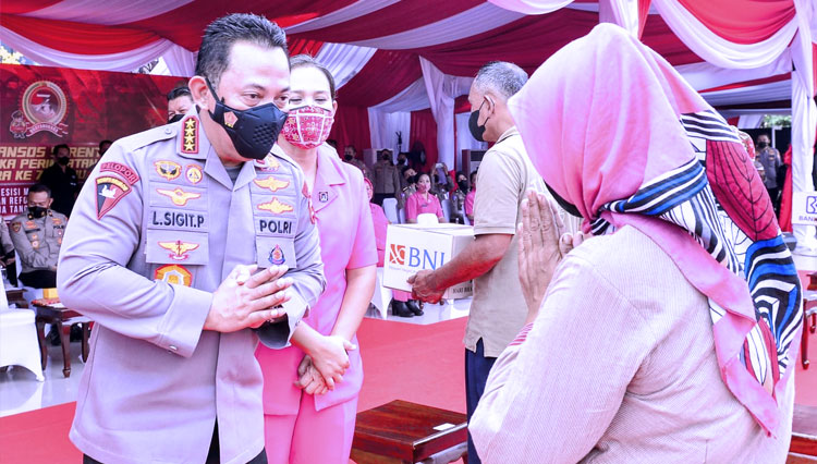Kapolri Jenderal Listyo Sigit Prabowo saat melepas bansos religi yang digelar serentak di seluruh Indonesia. (FOTO: Mabes Polri)