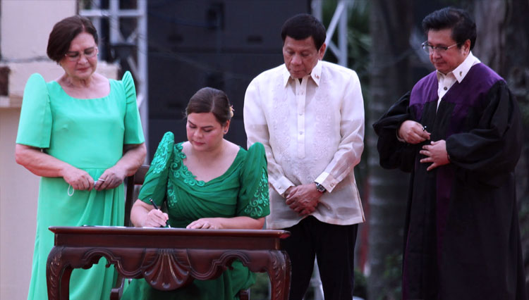 Anak Presiden Filipina, Sara Duterte Diambil Sumpahnya Sebagai Wakil Presiden