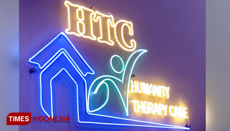 Terapis-HTC-melakukan-pijatan-pada-pasien-2.jpg
