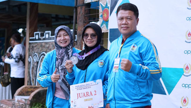 Dwi Febriani Prayitno juara 2 cabang olahraga Renang kategori putri bersama kepala BKm dan Dosen Prodi Ilmu Keolahragaan UNIPMA. (Foto: Humas UNIPMA for TIMES Indonesia)