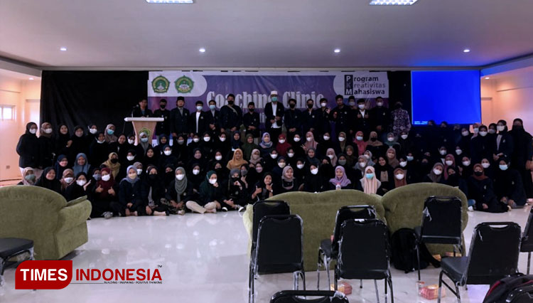 Para peserta berfoto bersama usai mengikuti coaching clinic Program Kreativitas Mahasiswa (PKM) pada Senin (20/06/2022). Foto: Ja’far Shodiq (CR-161)/AJP TIMESINDONESIA)