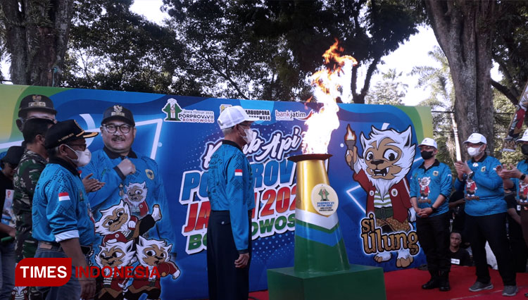 Api Porprov VII 2022 Jatim saat tiba di Pendapa Kabupaten Bondowoso diarak dari Kawah Ijen (FOTO: Moh Bahri/TIMES Indonesia)