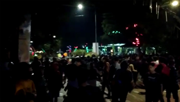 Penonton K2 Reggae memenuhi Alun-Alun RBA Ki Ronggo Bondowoso (FOTO: Capture video di media sosial)
