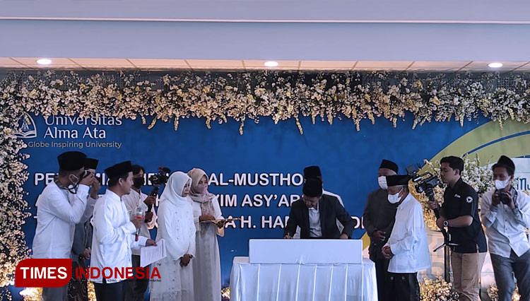 Rektor UAA, Prof Dr H Hamam menandatangani Peresmian Menara Al-Musthofa KH Hasyim Asy'ari Universitas Alma Ata yang juga didampingi keluarga Alma Ata. (FOTO: Hendro S.B/TIMES Indonesia) 